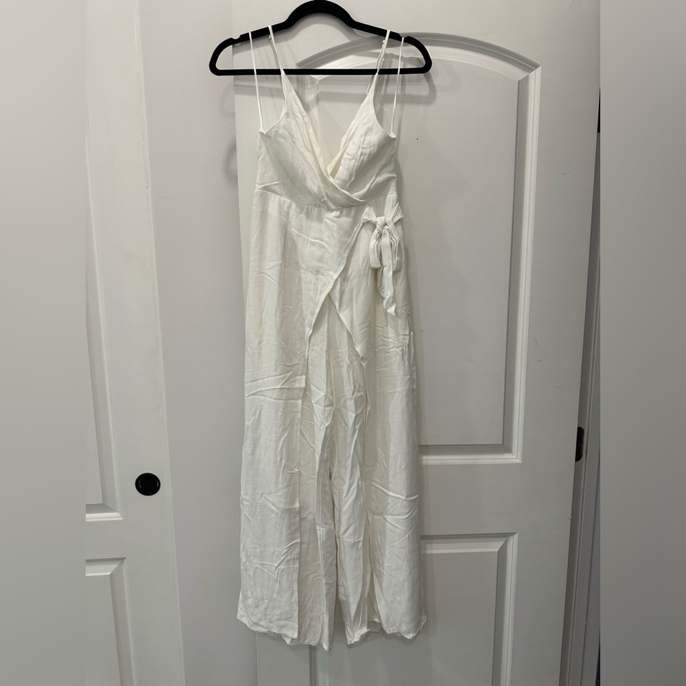 Linen pantsuit with tie at the waist and slits on the legs